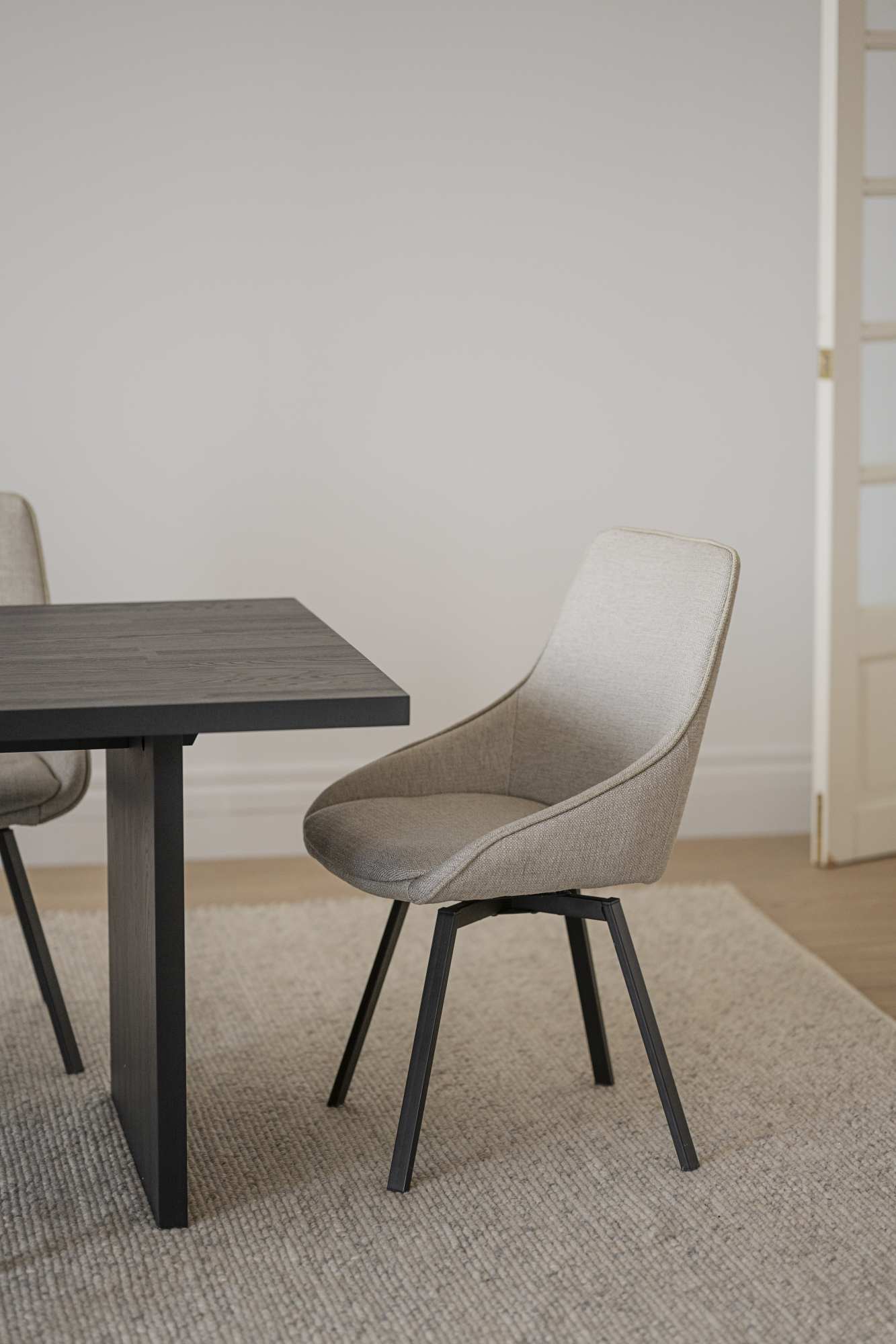 Esstisch Emmett Eiche Braun, 240x95x75cm – überzeugt mit zeitlosem Stil.