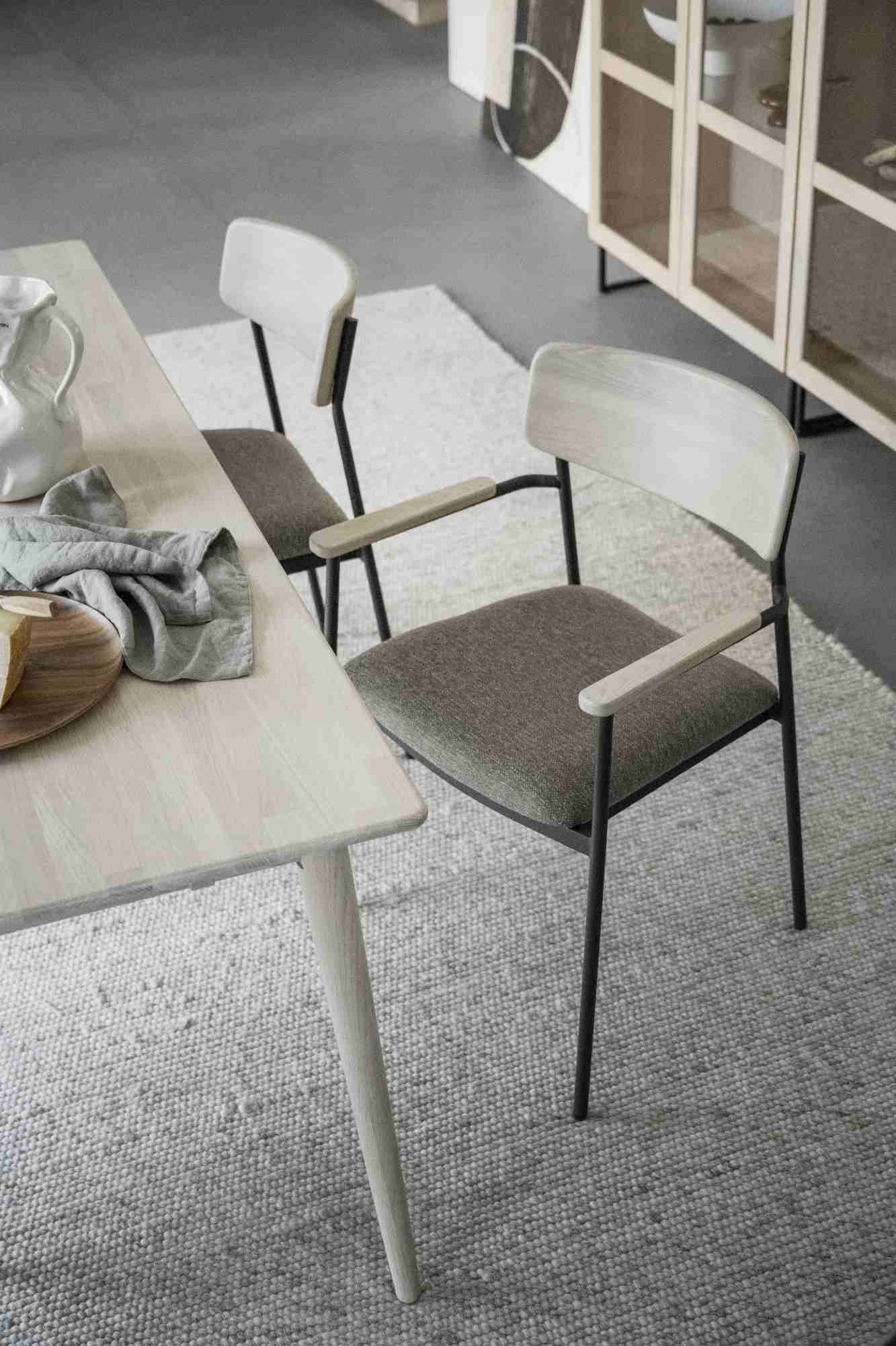 Stuhl Maymont 2er Set mit Armlehnen, Whitewash / Dunkelbeige – überzeugt mit zeitlosem Stil.