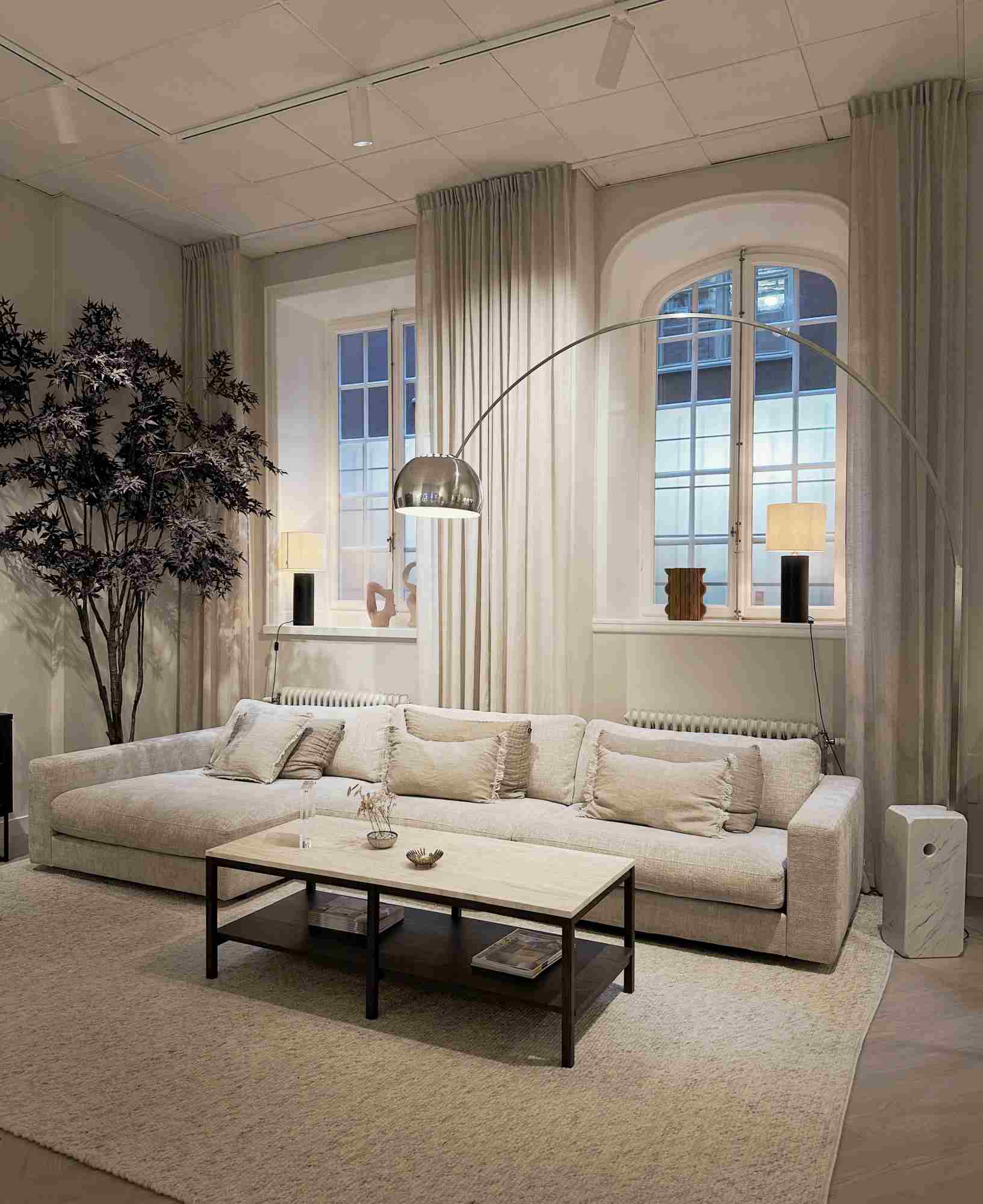 Hochwertiger Couchtisch Orwel, 140x60cm, Travertin, Eiche Braun für jede Einrichtung.
