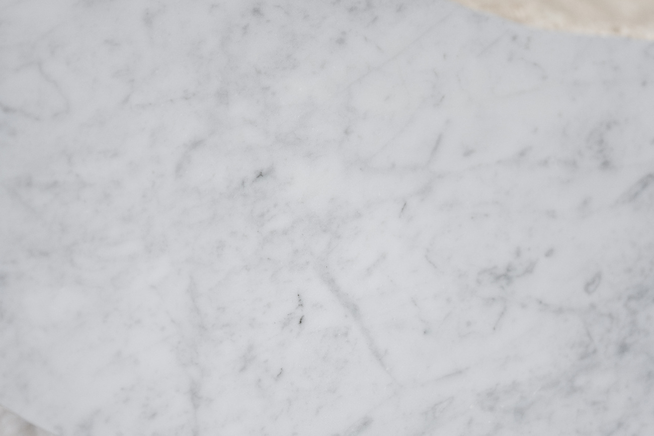 Edles Möbelstück: Couchtisch Brooksville, Marmor Rund 90cm, Weiß / Braun für stilvolle Einrichtung.