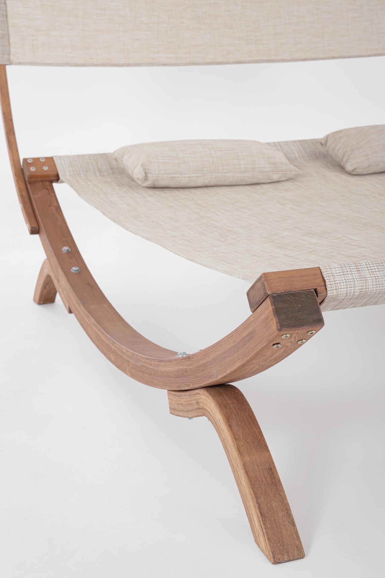 Daybed Noes aus Lärchenholz mit Kissen