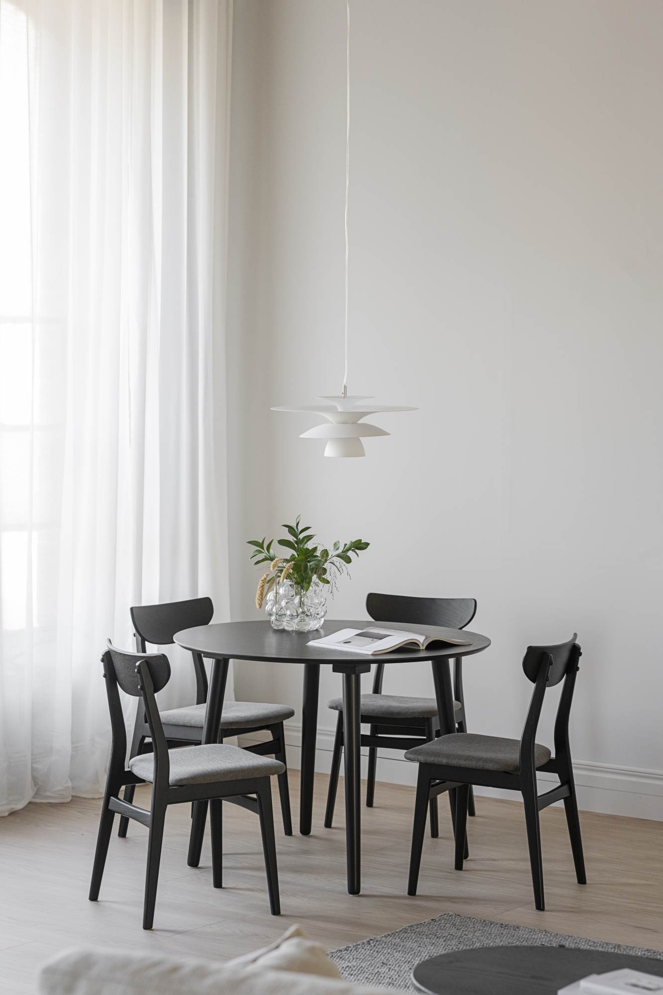 Machen Sie Ihr Zuhause komplett mit Stuhl Rodham 2er Set, Schwarz / Dunkelgrau.