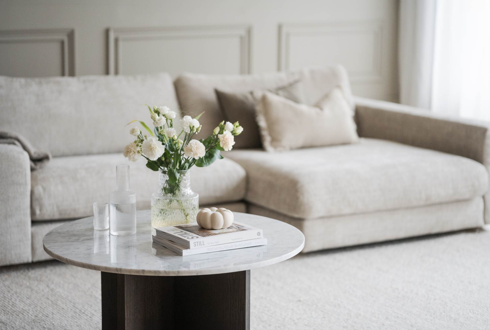 Edles Möbelstück: Couchtisch Brooksville, Marmor Rund 90cm, Weiß / Braun für stilvolle Einrichtung.