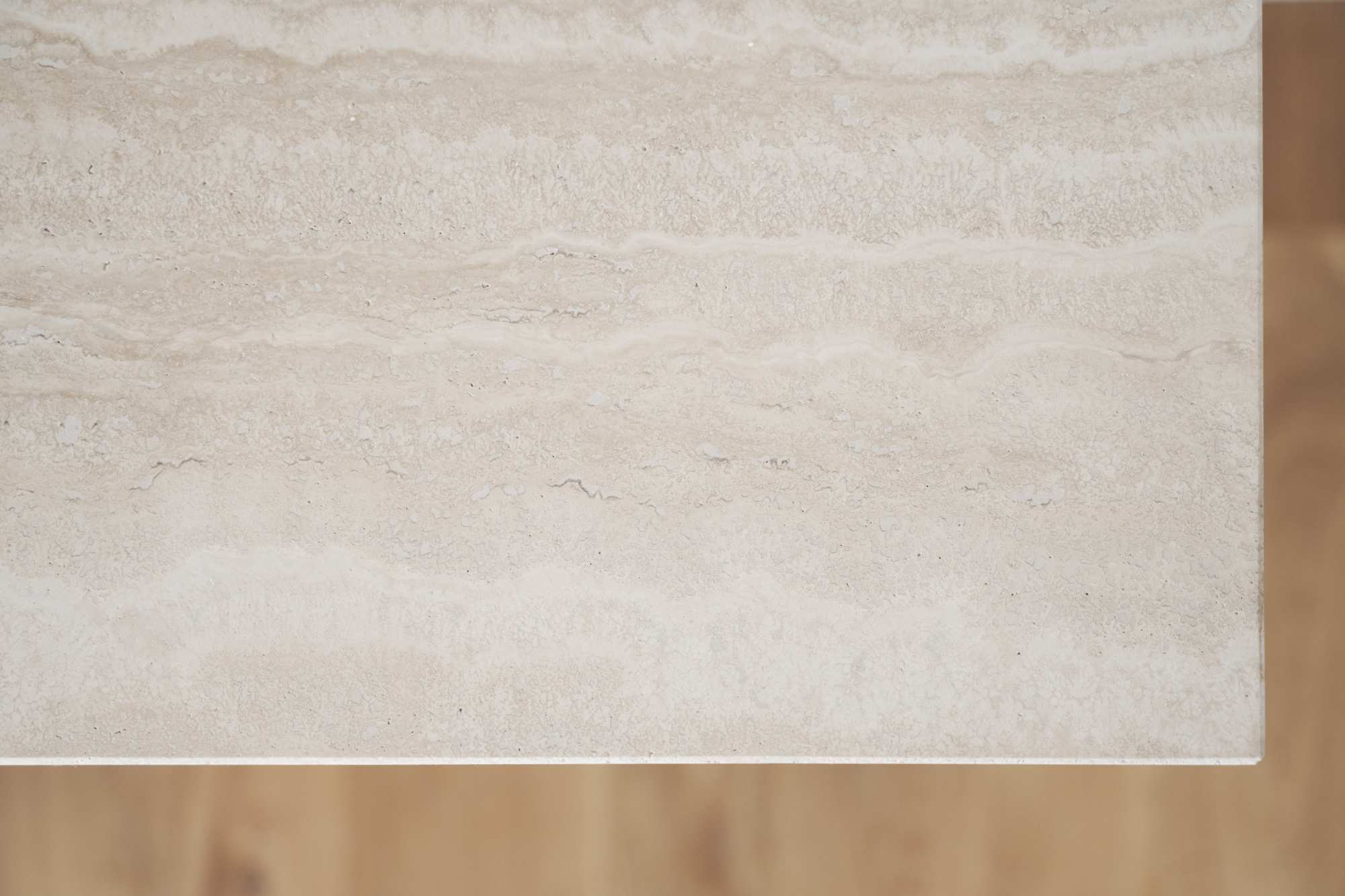 Hochwertiger Couchtisch Orwel, 140x60cm, Travertin, Eiche Braun für jede Einrichtung.