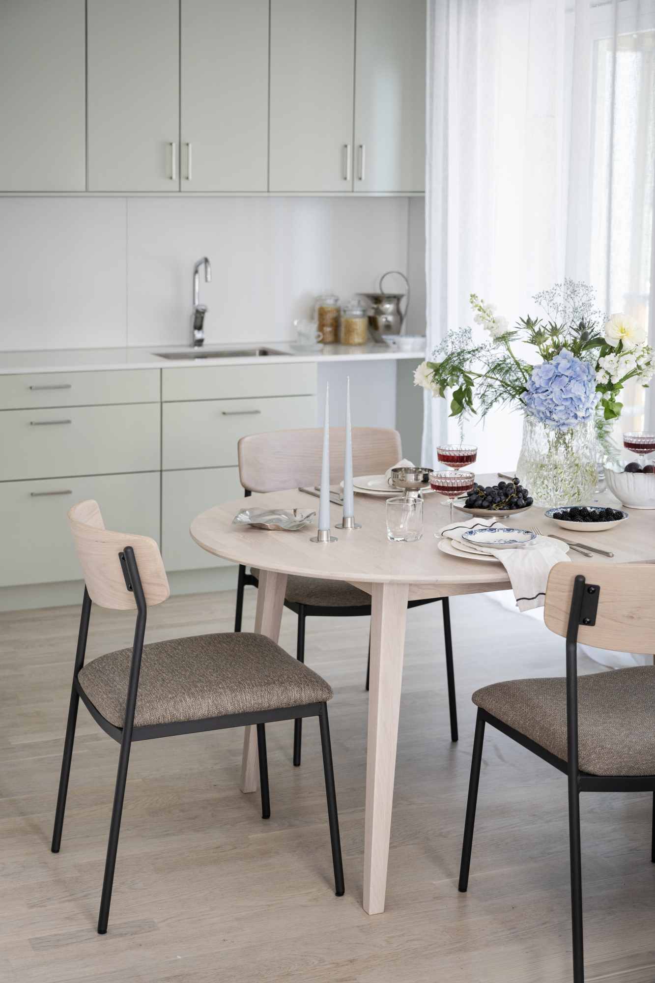 Stuhl Maymont 2er Set, Whitewash / Dunkelbeige passt perfekt in stilvolle Wohnräume.