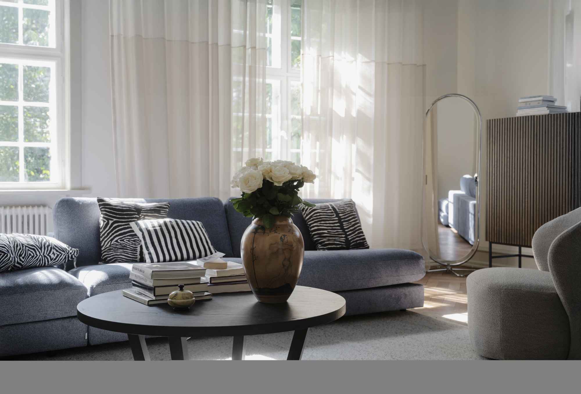 Hochwertiger Couchtisch Boxford, Eiche Furnier Braun, rund 110cm für jede Einrichtung.