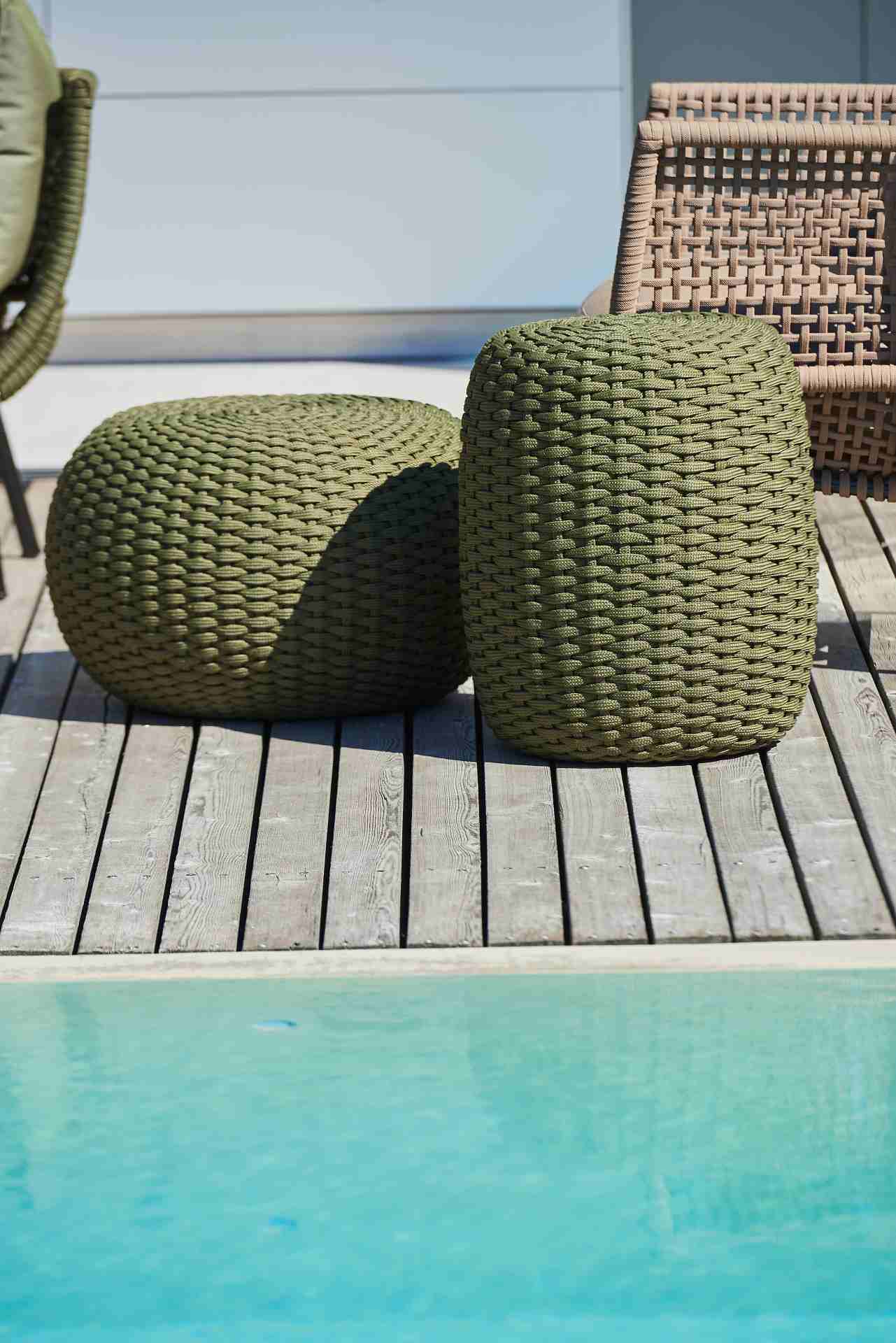 Hocker Moon aus Kunststoff, Ø 40 cm, Olive