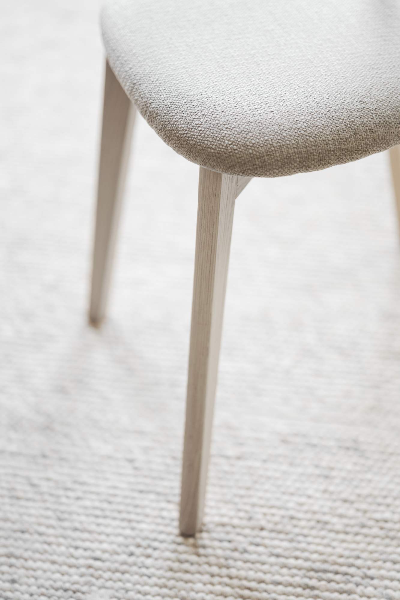 Jetzt entdecken: Stuhl Ami Eiche 2er Set, Weiss / Sand mit hochwertiger Verarbeitung.