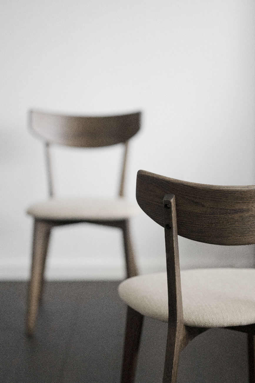 Stuhl Ami Eiche, Gestell Braun / Polster Sand