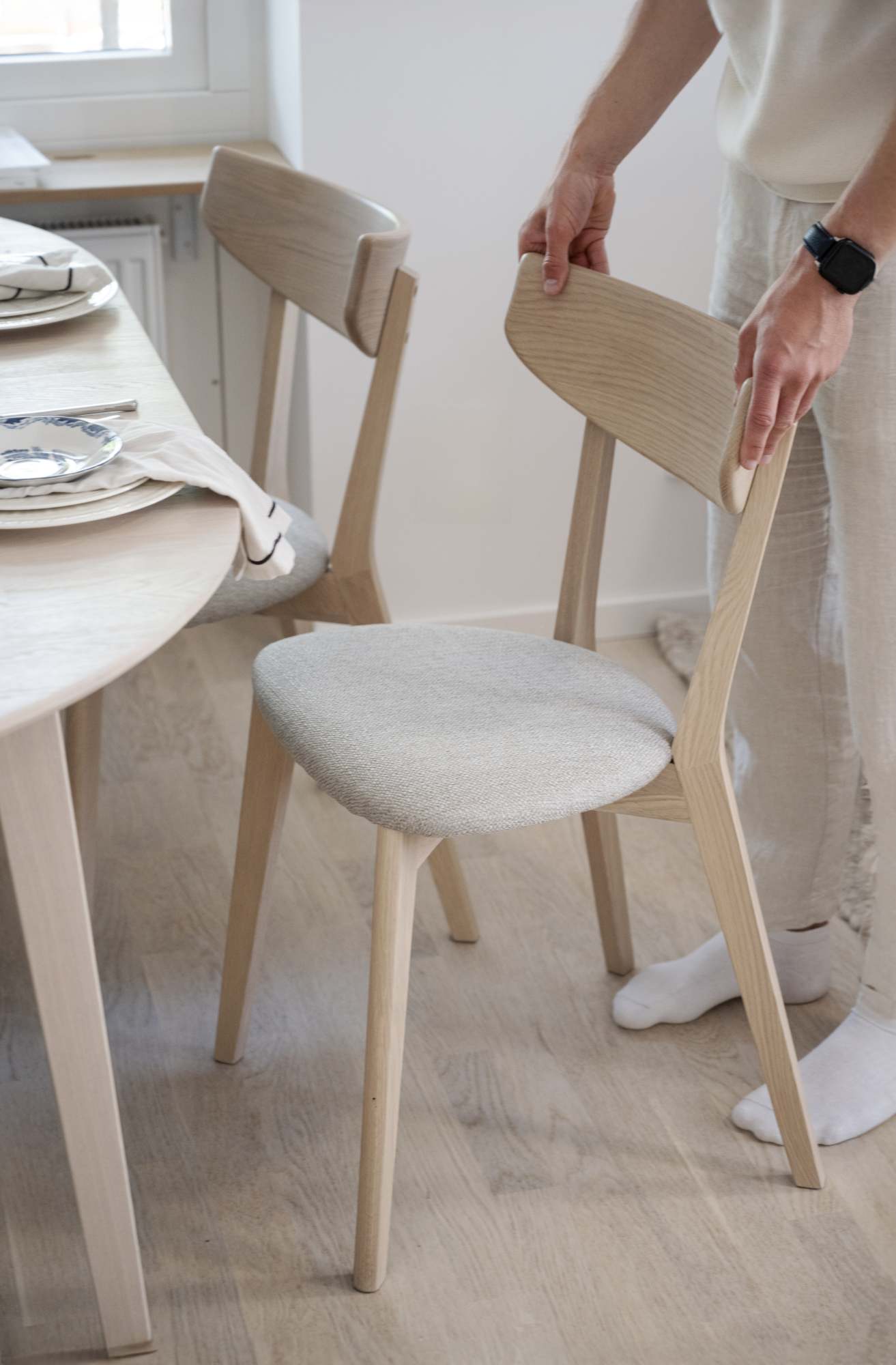 Jetzt entdecken: Stuhl Ami Eiche 2er Set, Weiss / Sand mit hochwertiger Verarbeitung.